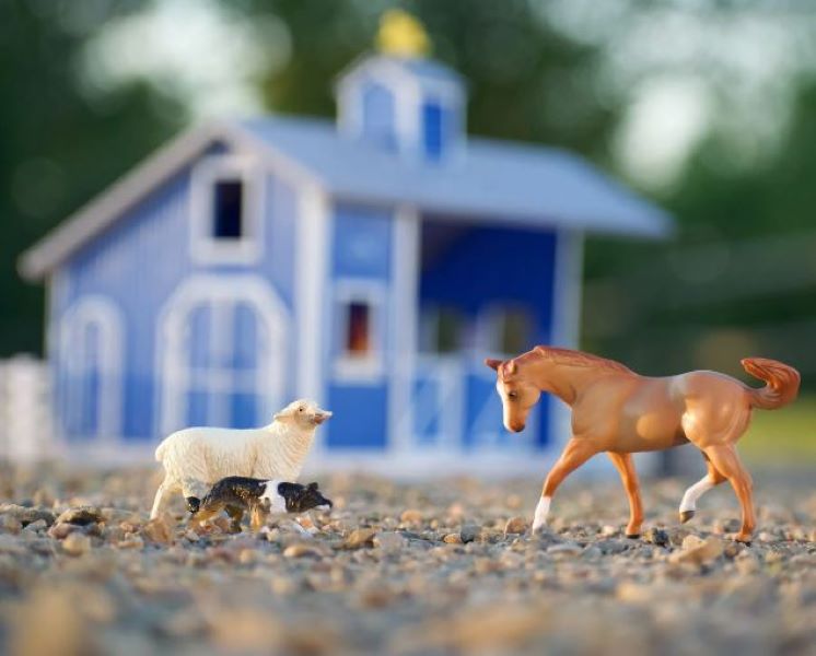 Breyer Home At The Barn Playset 59241