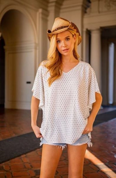 Vision Apparel Off White Minimal Arrow Print Womens Flutter Sleeve Top T5507-2-WHT