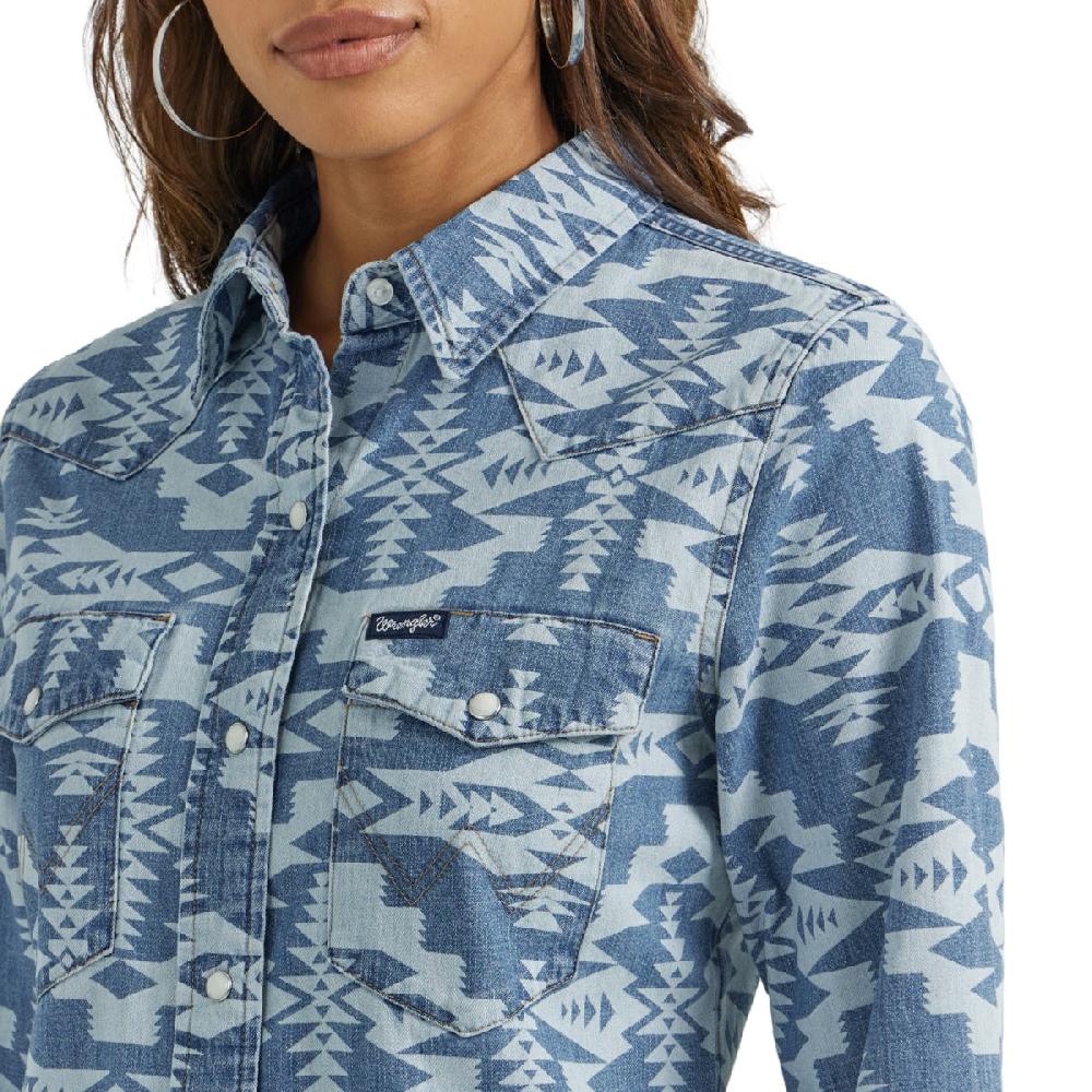 Wrangler Light Wash Women's Collared Geometric Longsleeve Cowboy Snap Shirt 112353125
